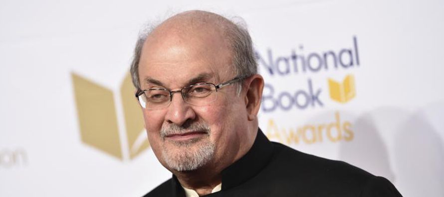 Salman Rushdie está “en camino a la recuperación”, confirmó su...