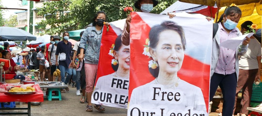 Suu Kyi ya había sido condenada a 11 años de prisión por sedición,...
