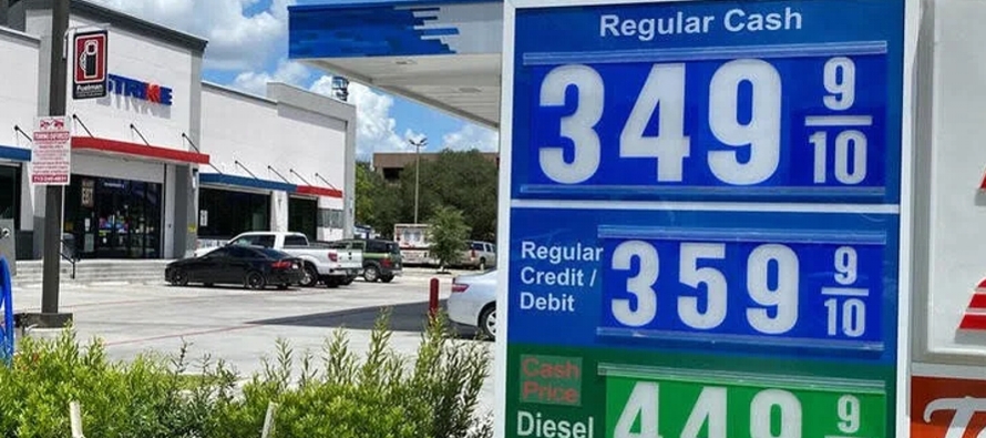 El descenso de los precios de la gasolina, sin embargo, liberó dinero para gastar en otros...