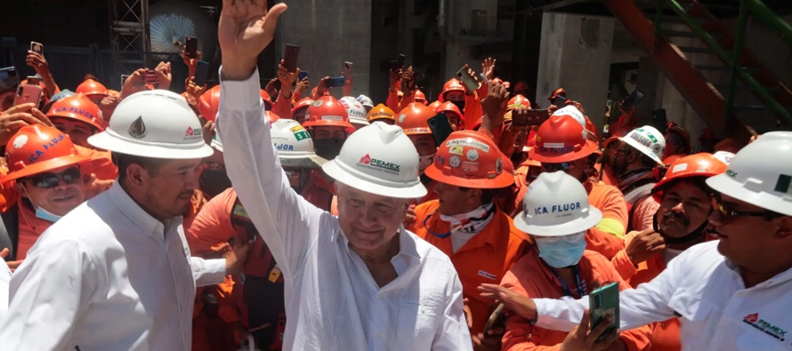 López Obrador ha argumentado que si bien la transición a la energía renovable...