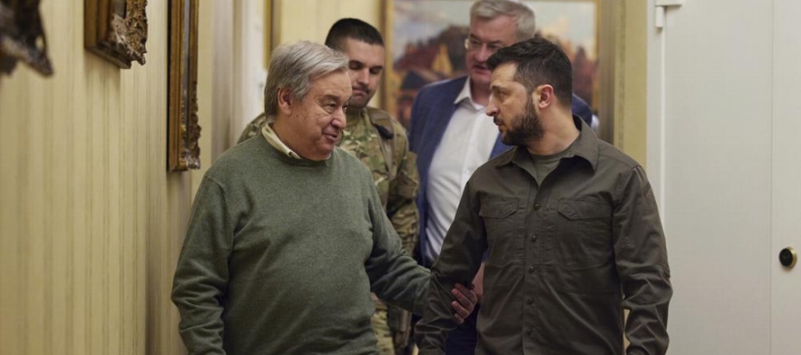 El presidente de Ucrania, Volodymyr Zelenskyy, recibía a los dos hombres lejos del frente,...