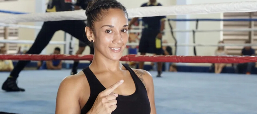 El Consejo Mundial de Boxeo anunció que Serrano, campeona de peso pluma de esa...