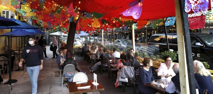 La ciudad de Nueva York mantendrá los miles de terrazas de restaurantes aparecidas en la...