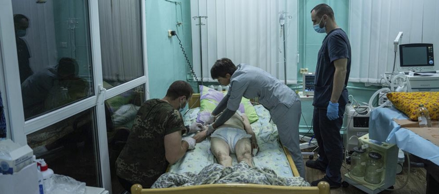 Desde la invasión de Rusia el 24 de febrero, el espacio para tratar pacientes en el hospital...