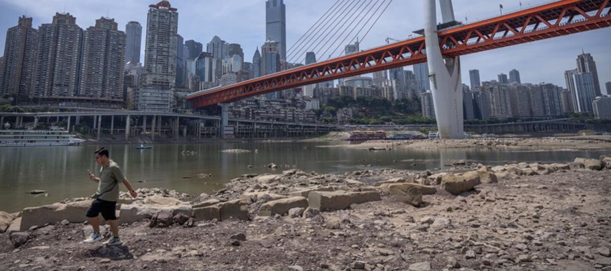 Los ferris del río en Chongqing, que usualmente están atestados con turistas, estaban...