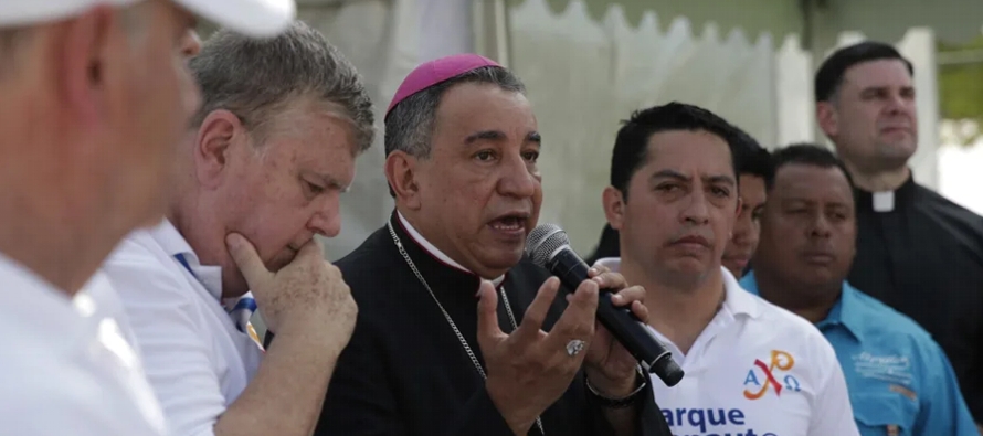 La Policía de Nicaragua ingresó este viernes a la fuerza al Palacio Episcopal de la...