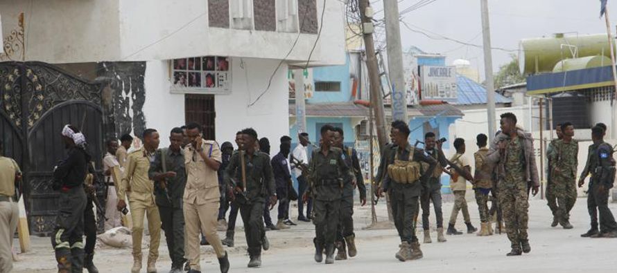 El ataque ocurrió el viernes en la noche en el popular Hotel Hayat de Mogadiscio. Las...