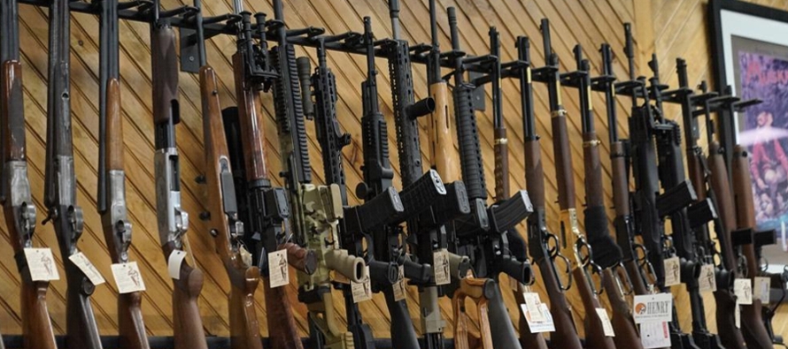 La encuesta muestra que 71% de los estadounidenses dicen que las leyes de control de armas de fuego...