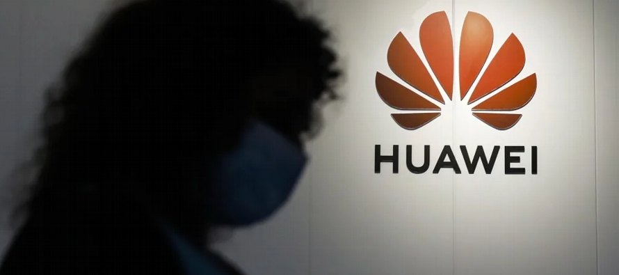 El fundador de Huawei avanzó que la compañía reducirá o incluso...