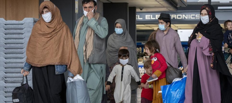 Unos 2,000 afganos que trabajaron para la OTAN y sus organismos figuraron entre los evacuados de...