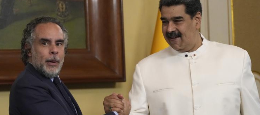 Caracas señaló al gobierno colombiano de supuesto cómplice del paramilitarismo...
