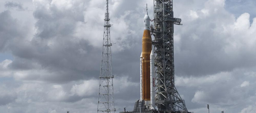 El cohete de 98 metros (322 pies) permanece en su plataforma en el Centro Espacial Kennedy con una...