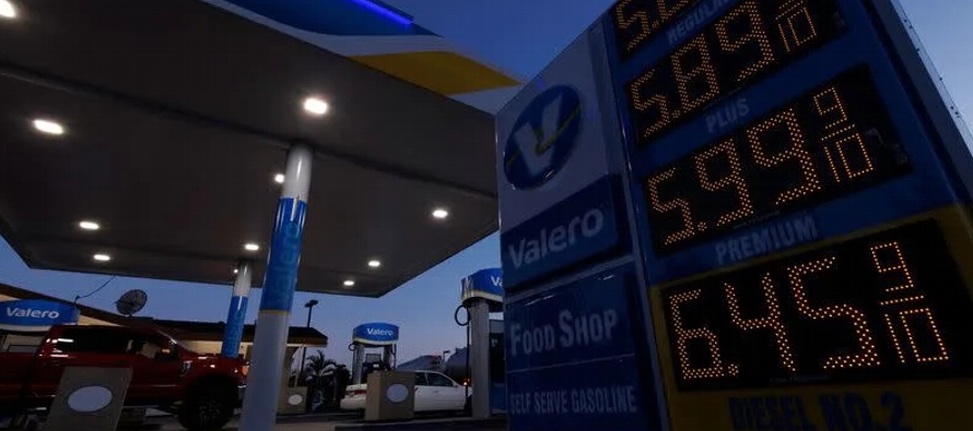 Los futuros de la gasolina bajaron hasta 2,5899 dólares por galón el...