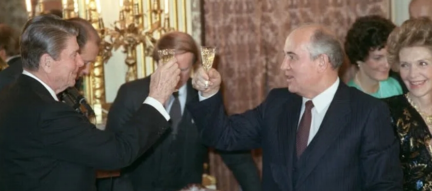 Reagan y Gorbachov rompieron con décadas de tensiones entre sus países y terminaron...