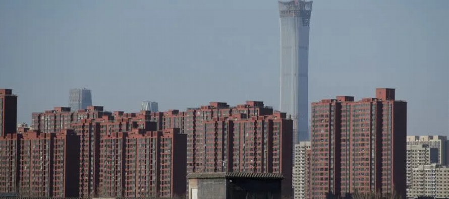 Casi 70 ciudades chinas registraron descensos en los precios de las viviendas nuevas en agosto, la...