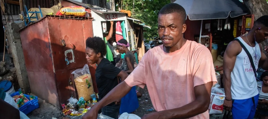 Muchos haitianos no tienen para comer, como Daphney, comerciante del Mercado Público de...