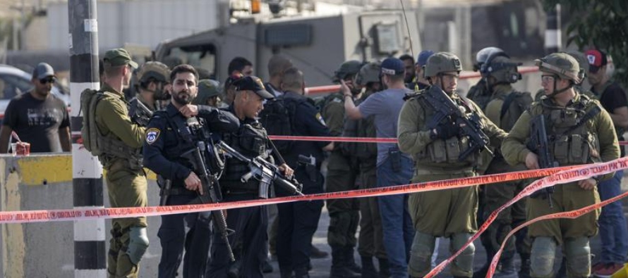El ataque del viernes se produjo cerca del extenso asentamiento judío de Kiryat Arba, que...