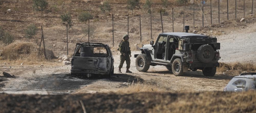 El Ejército israelí detuvo a dos palestinos sospechosos de llevar a cabo el ataque...