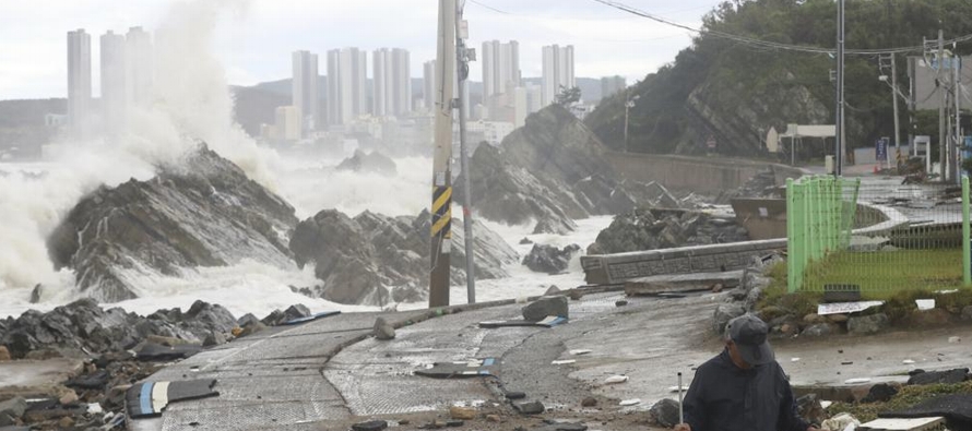 El tifón Hinnamnor tocó tierra apenas unas semanas después de que la capital,...