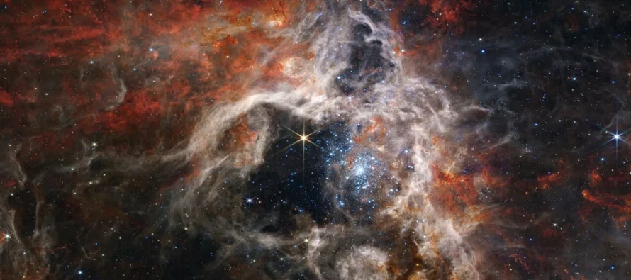Dentro de la Gran Nube de Magallanes, a solo 161,000 años luz, la nebulosa de la...