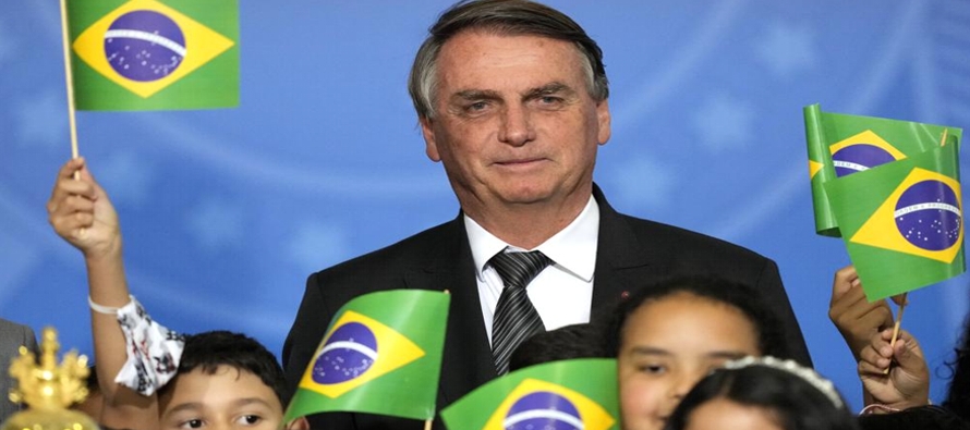 Bolsonaro, rezagado en los sondeos para los comicios del 2 de octubre, ha instado a los...