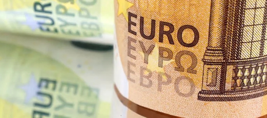 El euro ganaba un 1,2% en la semana, después de que el BCE elevó las tasas en una...