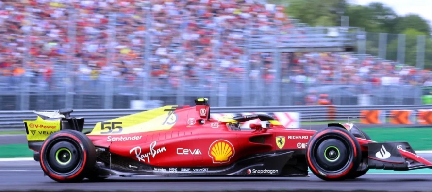 Leclerc sufrió el sobreviraje en la entrada de curva y el español Fernando Alonso...