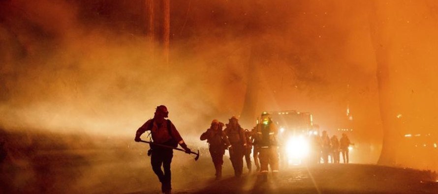 Un enorme incendio forestal en el norte de California sigue expandiéndose y amenazando a...