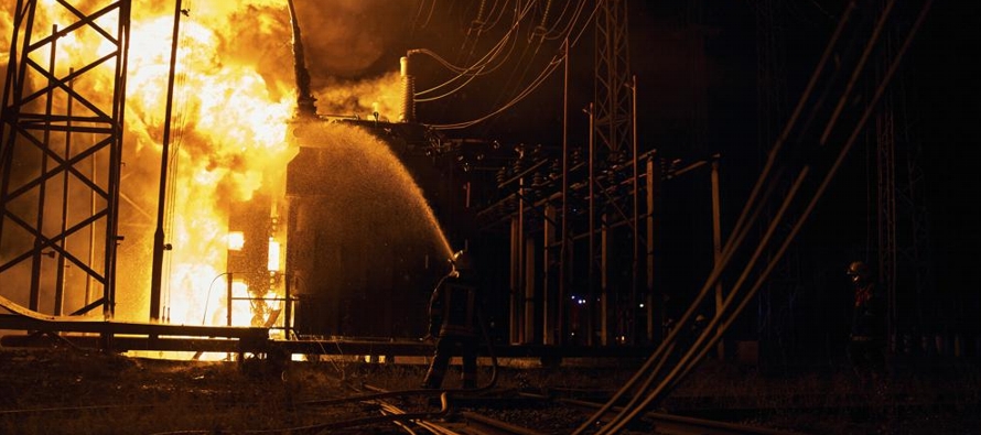 El ataque provocó un gran incendio en una central eléctrica de la periferia...