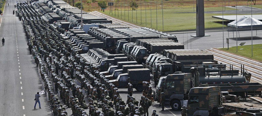 La ONG Foro Brasileño de Seguridad Pública calcula que hay unos 4.4 millones de armas...