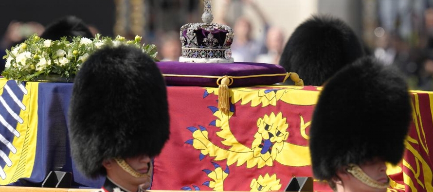 El féretro estaba envuelto en el estandarte real y llevaba encima la corona imperial de...