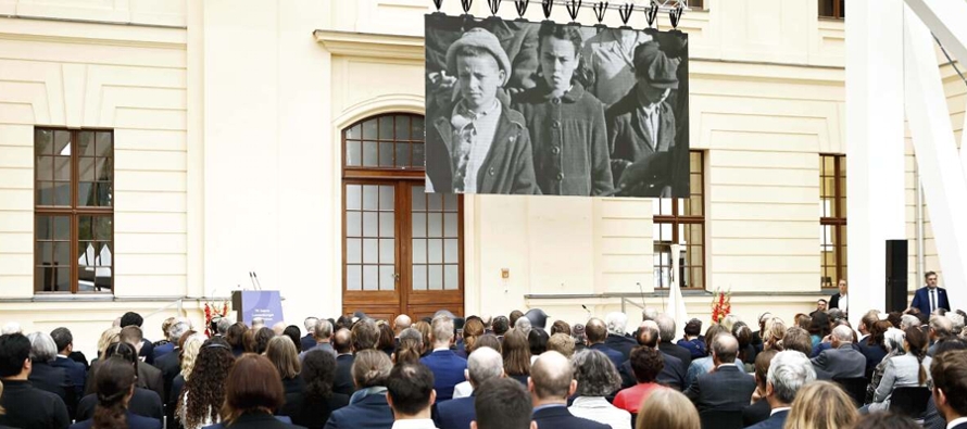 El anuncio se hizo en momentos en que Alemania conmemora el 70 aniversario de la firma de los...