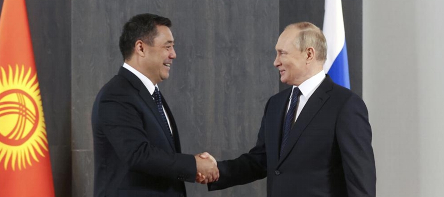 Los dos gobernantes se reunieron en Uzbekistán al margen de la cumbre de la...