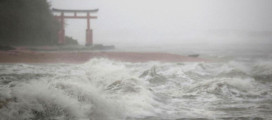 El tifón Nanmadol llegó a Kagoshima en la isla japonesa de Kyushu y se dirigía...