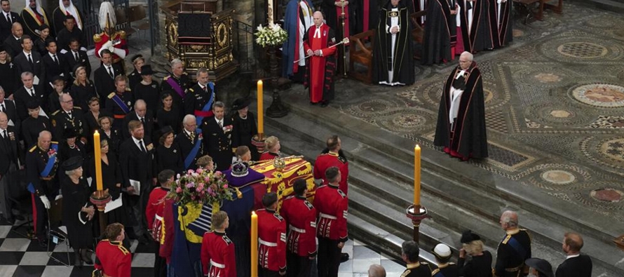 El ataúd de la reina Isabel II fue llevado en un carruaje de armas desde la Abadía de...