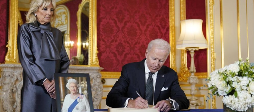 Joe y Jill Biden compartieron sus memorias de la reina Isabel II con la que convivieron el...