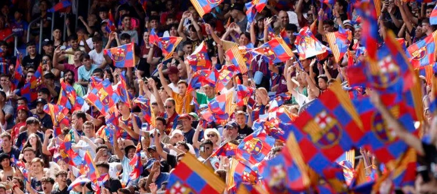 El Barcelona dijo que registró un beneficio de 98 millones de euros (98,27 millones de...