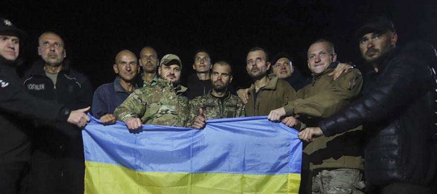 Volodymr Zelenskyy dijo que su gobierno consiguió la libertad de 215 ciudadanos ucranianos y...