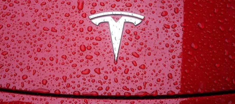 Tesla llamó a revisión a casi 1,1 millones de vehículos en Estados Unidos...