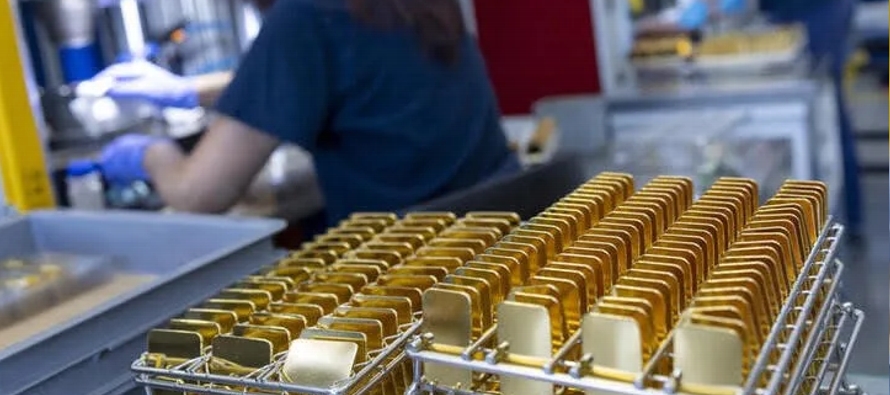A las 1058 GMT, el oro al contado cedía un 1,7%, a 1.642,79 dólares por onza, en...