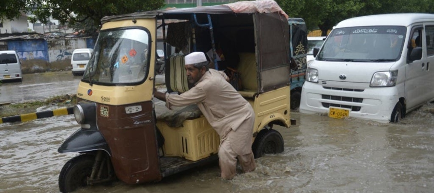 Al menos 1,400 personas murieron desde junio en Pakistán en estas inundaciones causadas por...