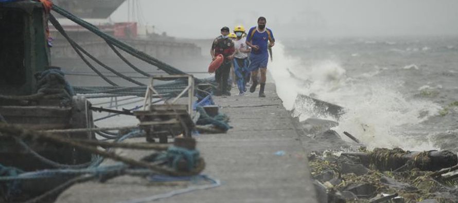Un potente tifón azotó el domingo el noreste de Filipinas y avanzaba de la isla de...