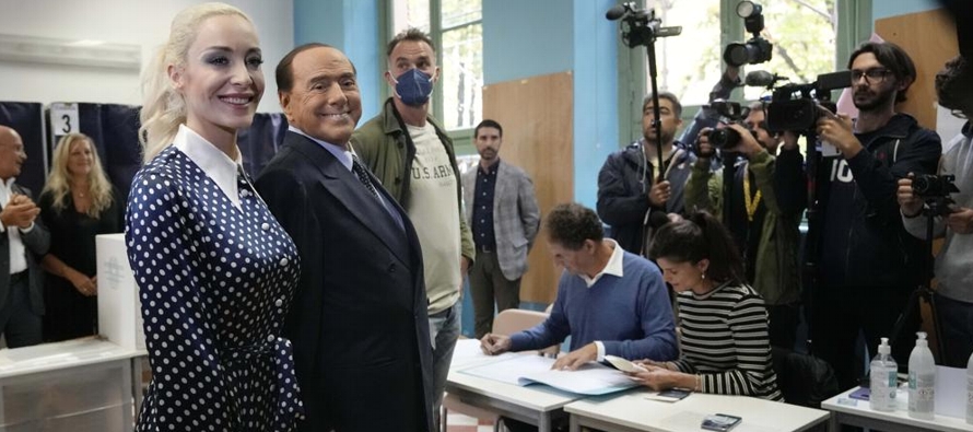 Berlusconi, quien ha hecho de las reapariciones un sello distintivo de la política italiana...