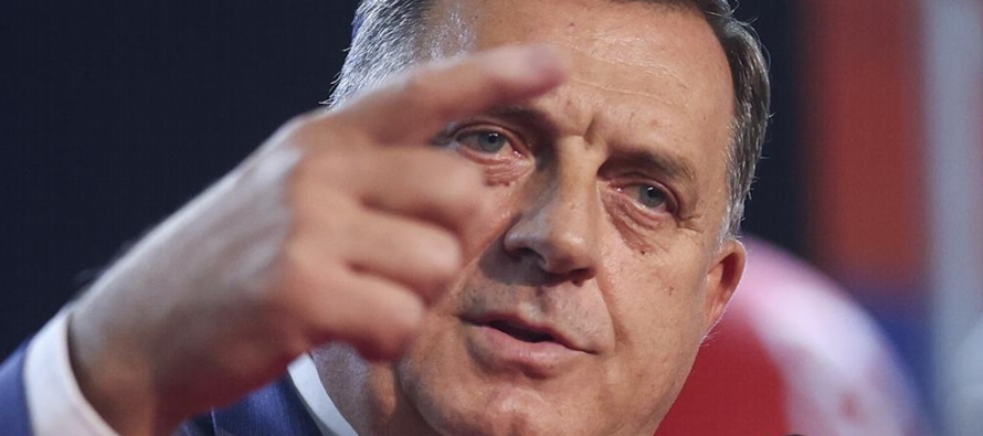 Dodik, el integrante serbio de la presidencia tripartita de Bosnia, desea demostrar al electorado...
