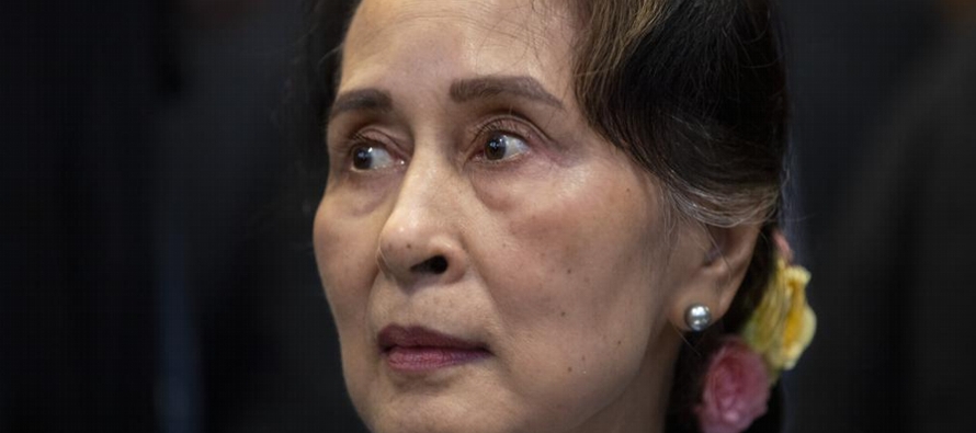 Suu Kyi fue sentenciada también a tres años tras haber sido juzgada y condenada por...