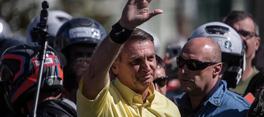 Bolsonaro, quien va a rezagado en las encuestas, ha hecho todo lo posible por sembrar dudas sobre...