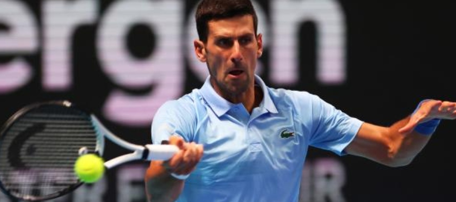 El serbio Novak Djokovic, primer cabeza serie, accedió este viernes a las semifinales del...