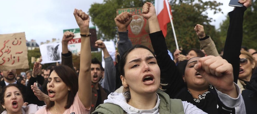 Políticos, feministas y personas de herencia iraní participaron en la marcha en...