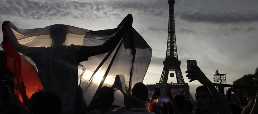 Un creciente número de ciudades francesas se niegan a instalar pantallas gigantes para...
