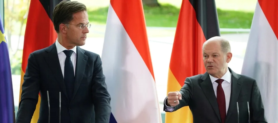 Scholz y Rutte participaron en una reunión con varios ministros de ambos Gobiernos dedicada...
